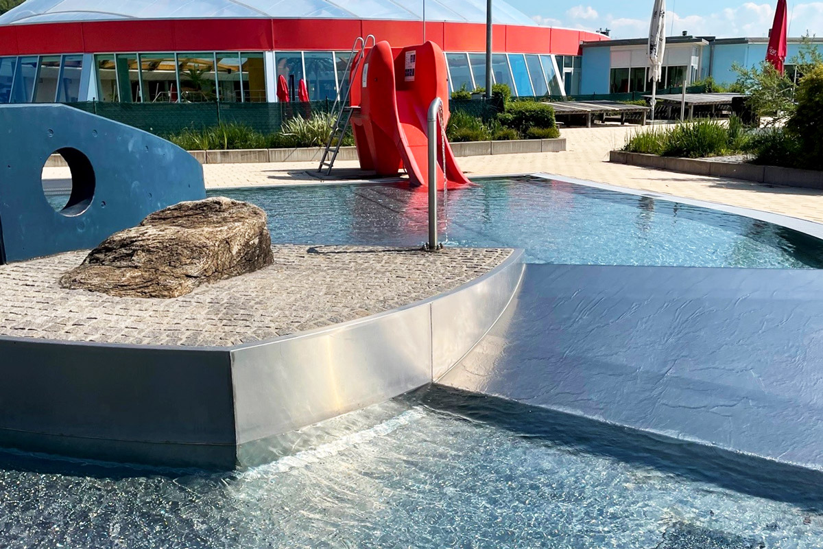 Freibad Mit Kinderbecken 4 Wasserrutschen RFJG